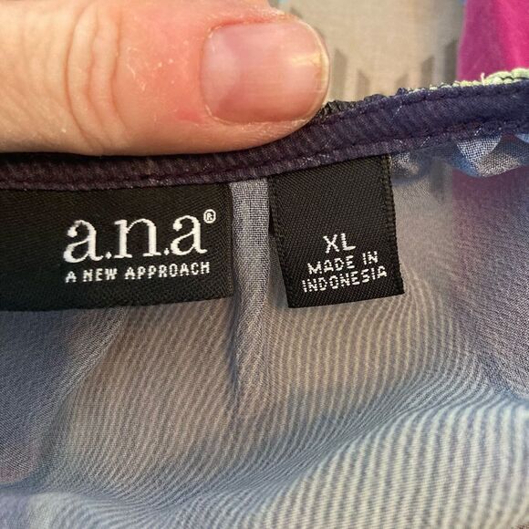 Exotic Feather Leaves Print Blouse w/tiny ruffles on shoulders - Picture 9 of 12